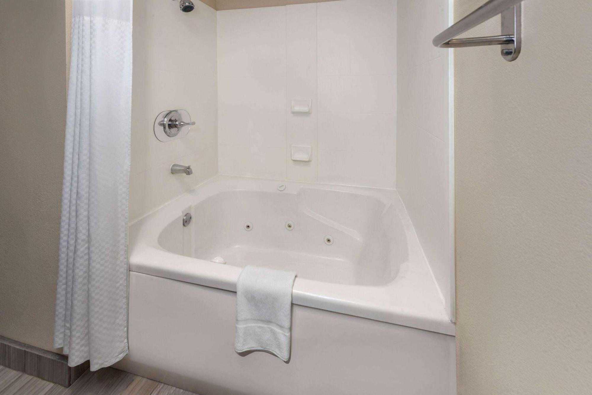 Baymont By Wyndham Copley Akron Extérieur photo