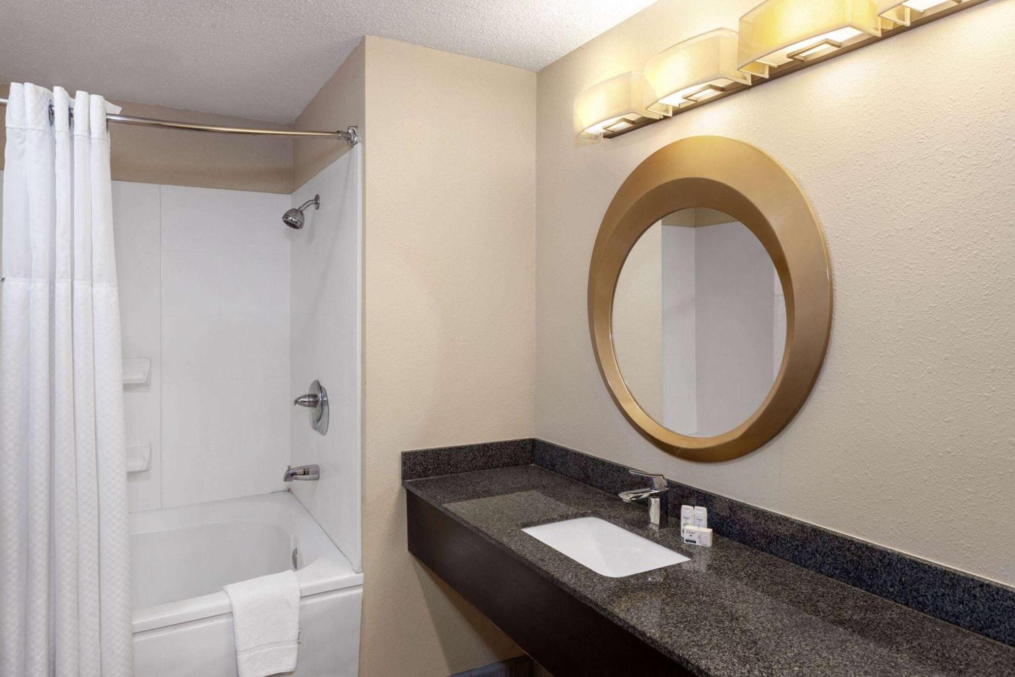 Baymont By Wyndham Copley Akron Extérieur photo