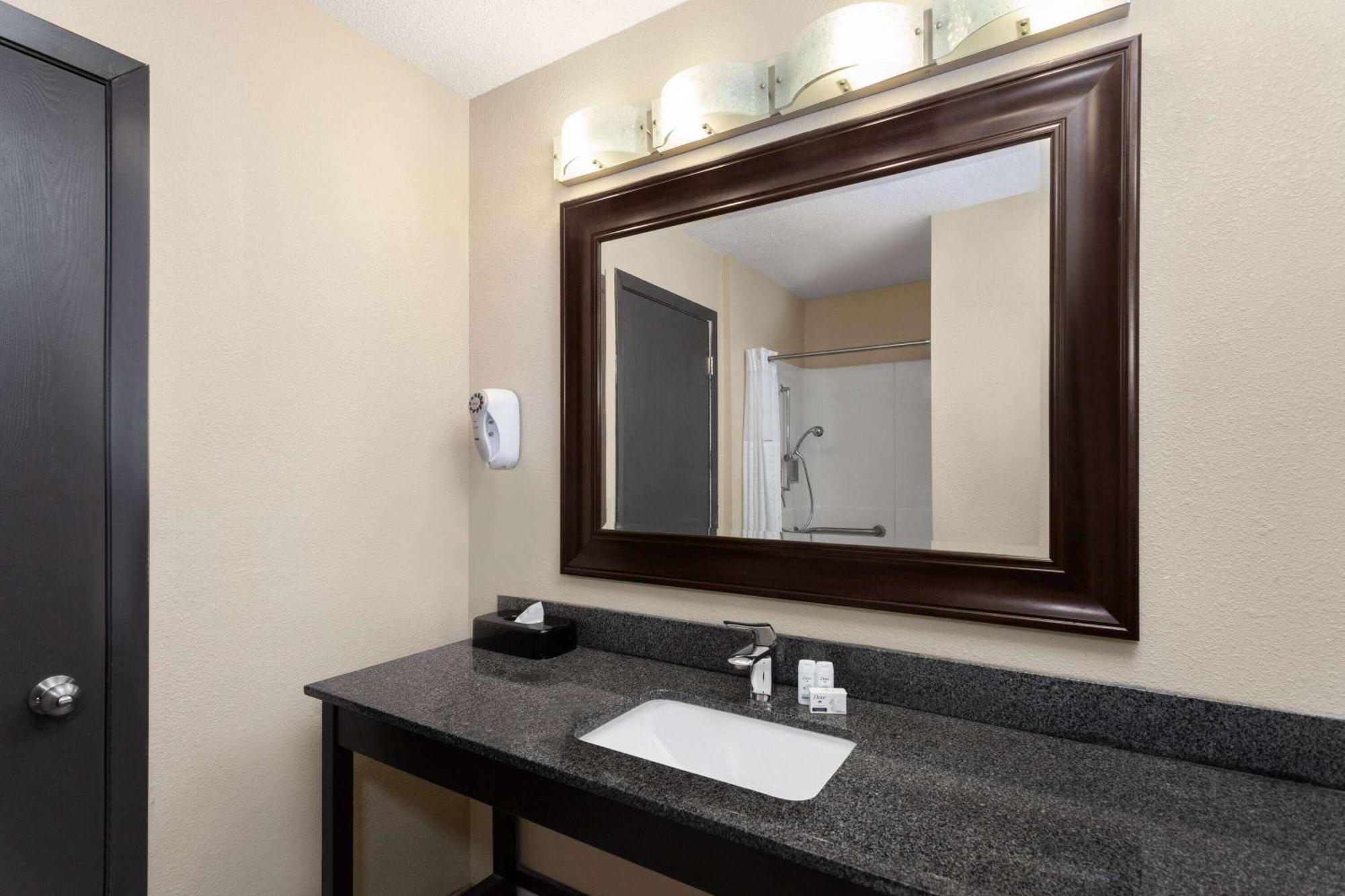 Baymont By Wyndham Copley Akron Extérieur photo
